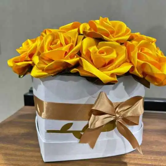 Caja corazon white con rosas de raso amarillas 